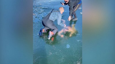 Пловец Борис Оравец показал, как тяжело выбраться из-подо льда