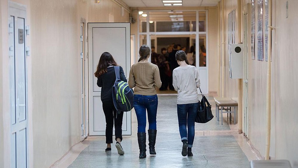 Роспотребнадзор Челябинской области оценил вероятность перевода школьников на дистант в ближайшие дни