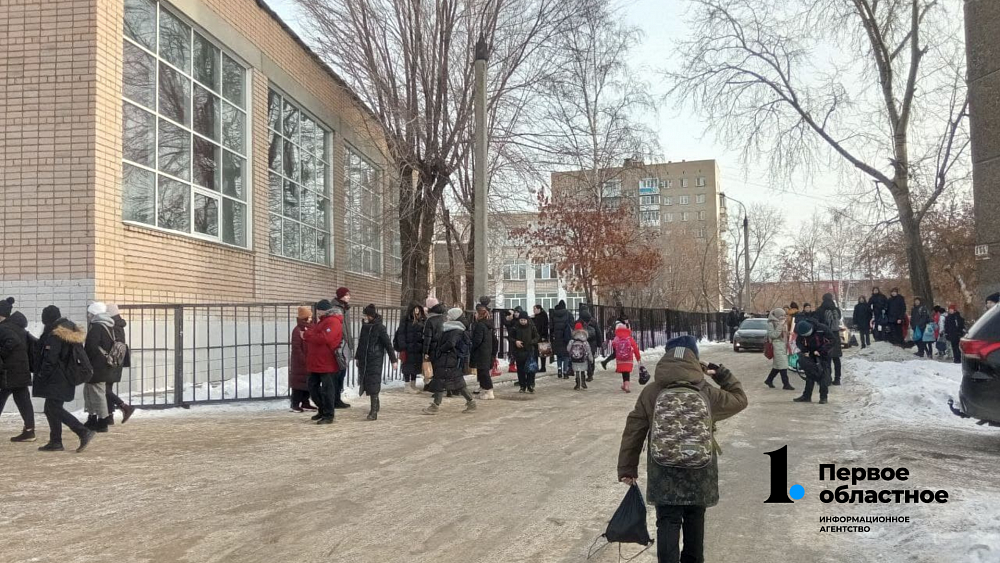 Из школ Челябинска снова эвакуируют детей и взрослых Из школ Челябинска снова эвакуируют детей и взрослых