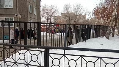 В Челябинске вновь эвакуируют учеников из школ В Челябинске вновь эвакуируют учеников из школ