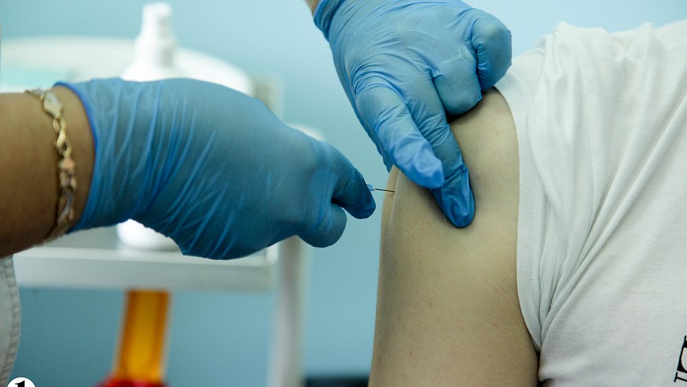 В Магнитогорске привитые студенты могут бесплатно сходить в кино или на хоккей