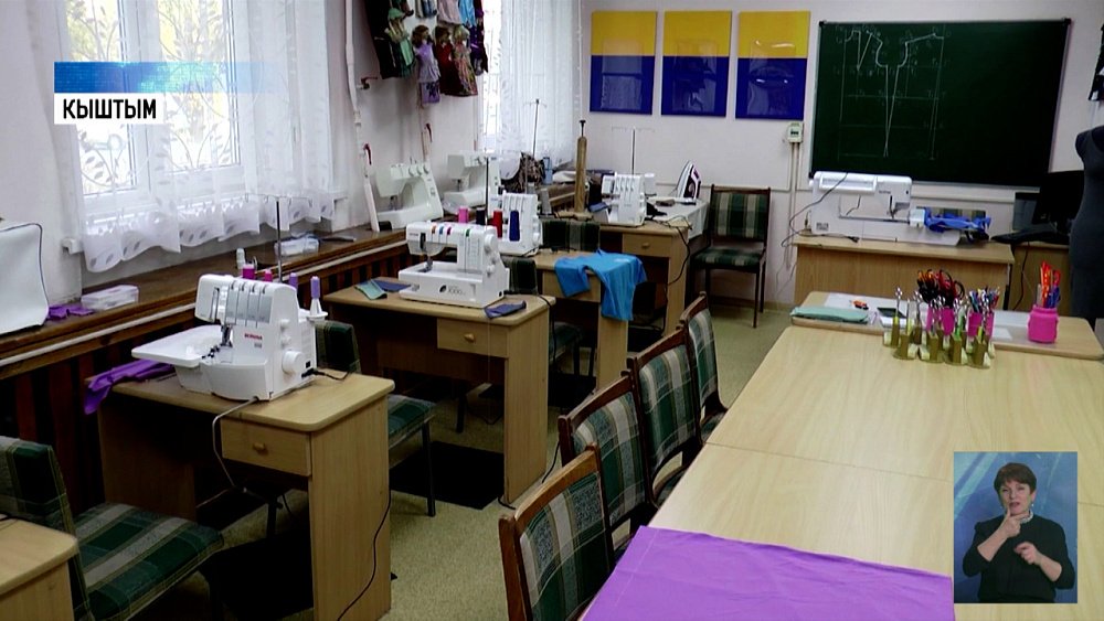 Школьники делают развивающие игрушки