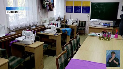 Школьники делают развивающие игрушки