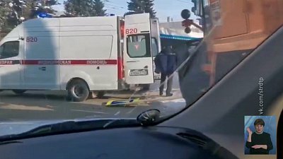 Погрузчик уронил на пешехода дорожный знак