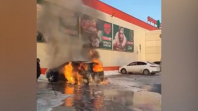 В Челябинске сгорел автомобиль на парковке