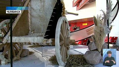 В аэропорту установили копию древней повозки