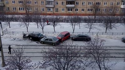 В Снежинске нетрезвый водитель протаранил машины на парковке