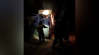 В Златоусте пожарные потушили заброшенный ларёк: видео очевидцев