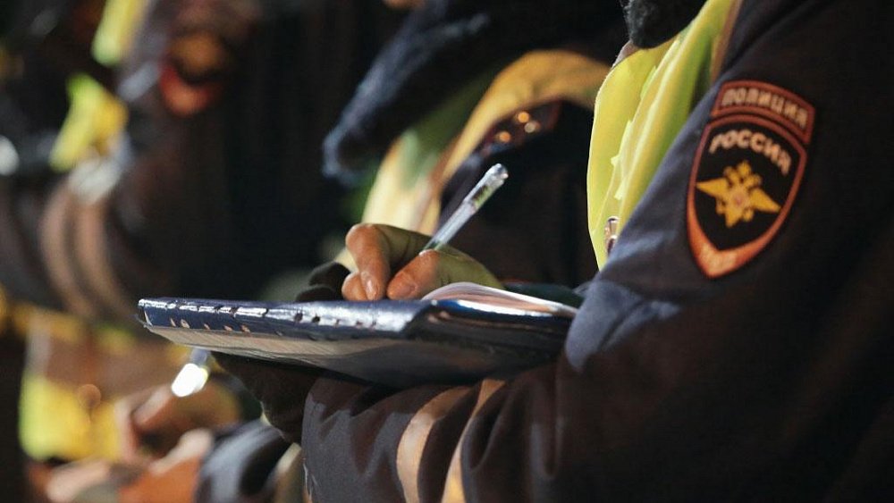 В Челябинске автомобиль врезался в электроопору по дороге в аэропорт