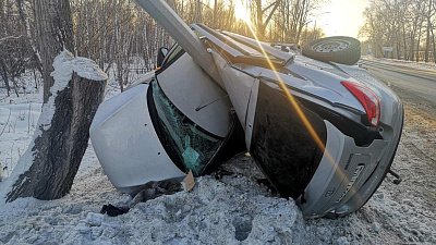 В Челябинске машина обвилась вокруг столба: видео очевидцев
