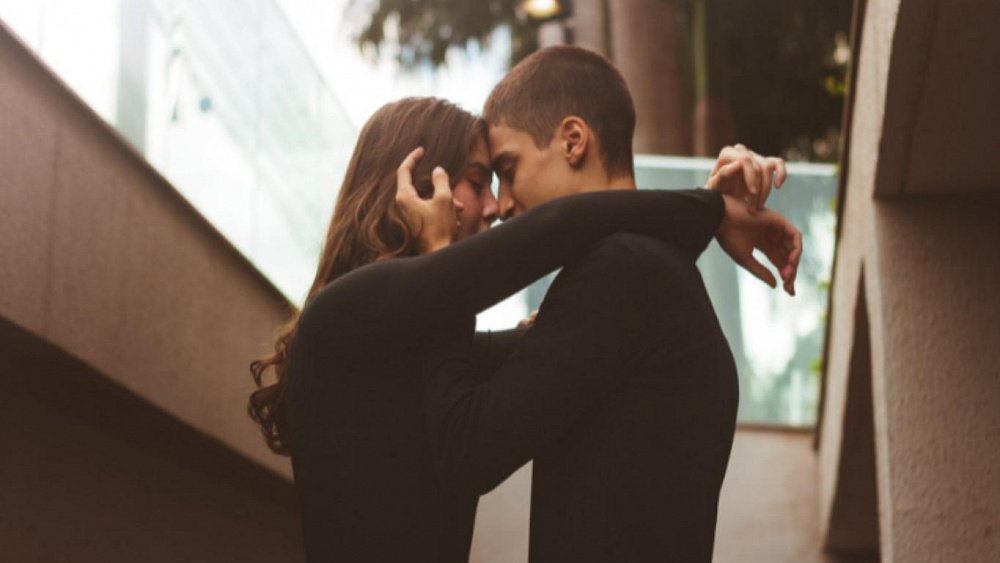 К раннему началу половой жизни подростков толкает нехватка родительской любви