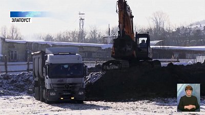 В Златоусте течет вода с мазутом