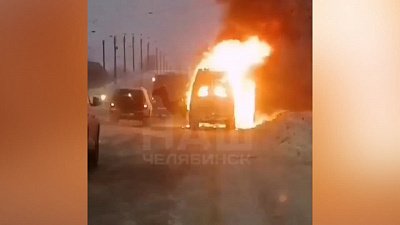 В Магнитогорске на видео попала горящая на дороге маршрутка
