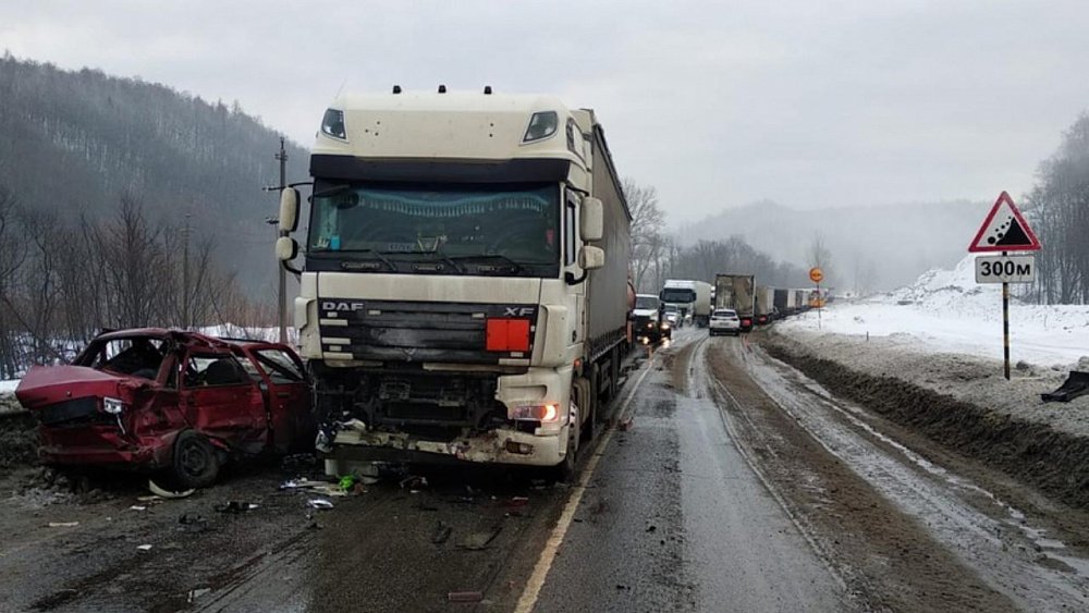 На трассе в Челябинской области водитель ВАЗа погиб, врезавшись в грузовики
