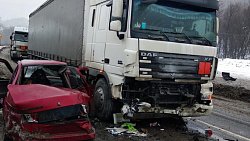 На трассе в Челябинской области водитель ВАЗа погиб, врезавшись в грузовики