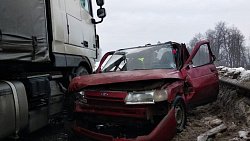 На трассе в Челябинской области водитель ВАЗа погиб, врезавшись в грузовики