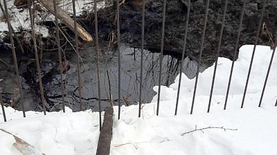 В Златоусте выявили загрязнение земель сточными водами со следами нефти