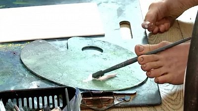 Челябинка с ДЦП рисует картины ногой