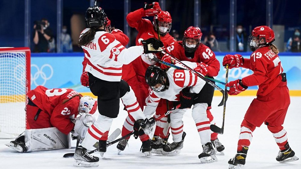 Удивительная Олимпиада: хоккей в медицинских масках и триумф летающих лыжников