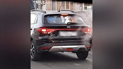 По дорогам Челябинска ребёнок катается в багажнике: видео очевидцев