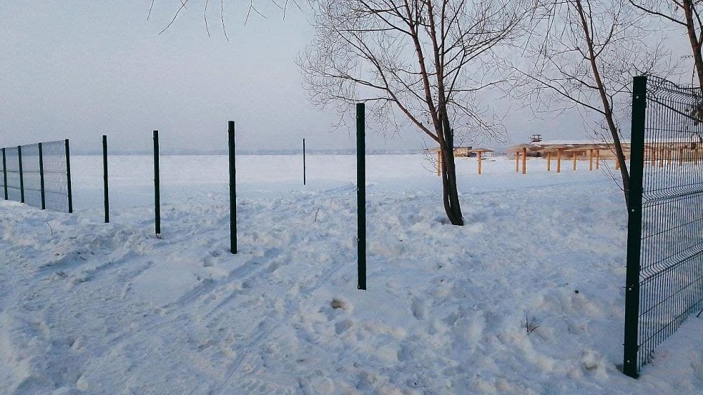 В Челябинске неизвестные украли секции забора на пляже в Ленинском районе