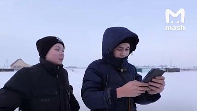 Учились или играли? Почему школьники из деревни Медиак ходили за интернетом на гору