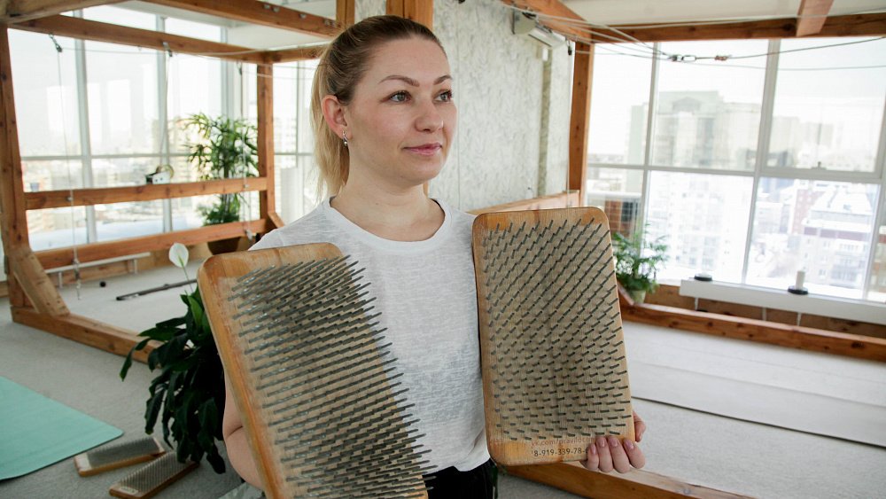 «Инструмент для работы с телом, мозгом и духом»: челябинка практикует стояние на гвоздях