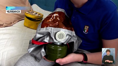 Школьник собирает противогазы
