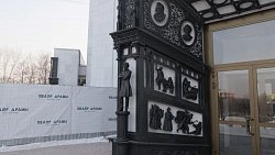 На фасаде Театра драмы в Челябинске — новые чугунные барельефы