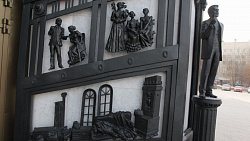 На фасаде Театра драмы в Челябинске — новые чугунные барельефы