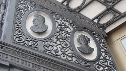 На фасаде Театра драмы в Челябинске — новые чугунные барельефы