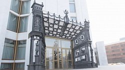 На фасаде Театра драмы в Челябинске — новые чугунные барельефы