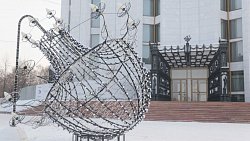 На фасаде Театра драмы в Челябинске — новые чугунные барельефы