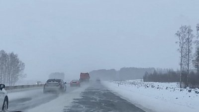 Фуры встают в пробках из-за снегопадов на трассах в Челябинской области