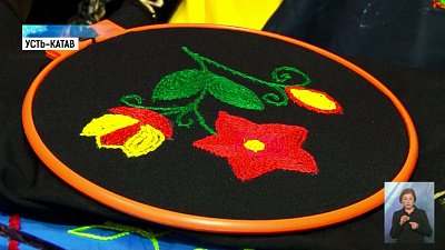 Женщины осваивают тамбурную вышивку