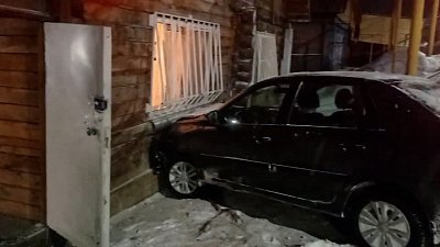 В Златоусте пьяный шофер влетел в дом
