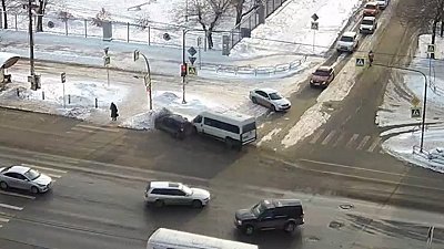 В Челябинске крупная авария с маршруткой попала на видео
