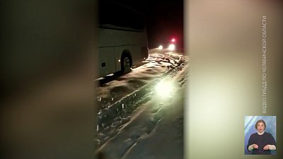 Автобус с пассажирами ночью застрял на трассе