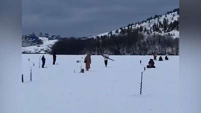 Азартная зимняя рыбалка попала на видео в Усть-Катаве