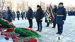 Алексей Текслер возложил цветы к мемориалу «Доблестным сынам Отечества»