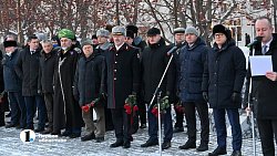 Алексей Текслер возложил цветы к мемориалу «Доблестным сынам Отечества»