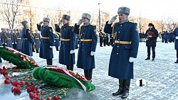 Алексей Текслер возложил цветы к мемориалу «Доблестным сынам Отечества»