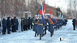 Алексей Текслер возложил цветы к мемориалу «Доблестным сынам Отечества»