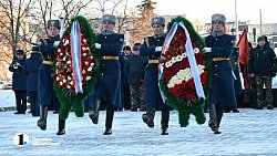 Алексей Текслер возложил цветы к мемориалу «Доблестным сынам Отечества»