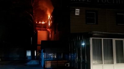 На трассе М-5 в Челябинской области загорелась гостиница