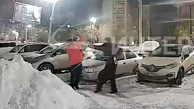 Видео потасовки курьера «Самоката» и прохожего попало на видео