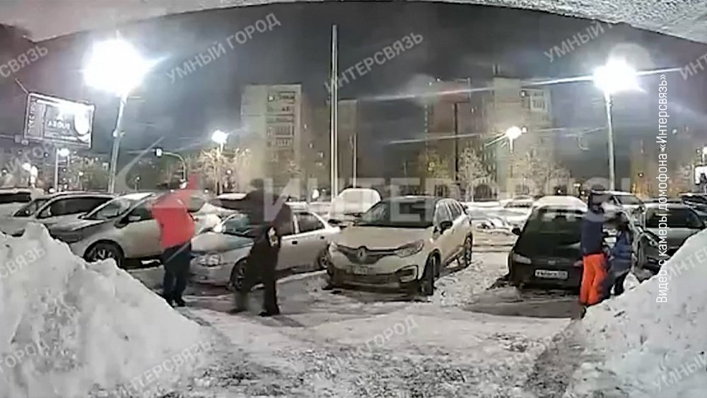 Курьер избил челябинца ледорубом