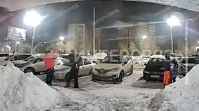 Курьер избил челябинца ледорубом