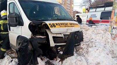 Маршрутка с пассажирами влетела в легковушку