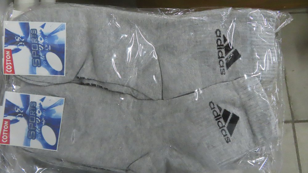 В Челябинской области задержали партию контрафактных наушников и носков